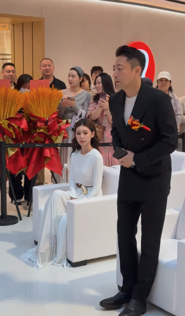 五五策略 汪小菲夫妇婚后出席活动，马筱梅一身白裙好仙气，称呼也变了！